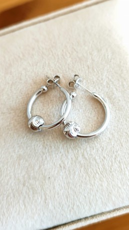 Przejdź do produktu Kolczyki srebrne koła z diamentowanymi kuleczkami BRIGHT