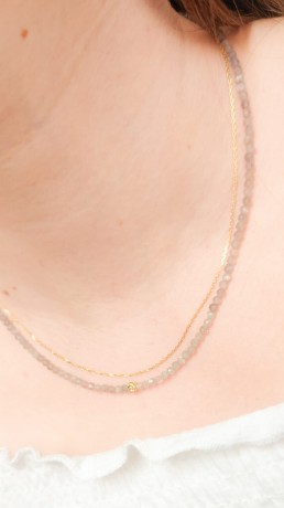 Przejdź do produktu Naszyjnik z labradorytem ze srebrną pozłacaną kuleczką i łańcuszkiem