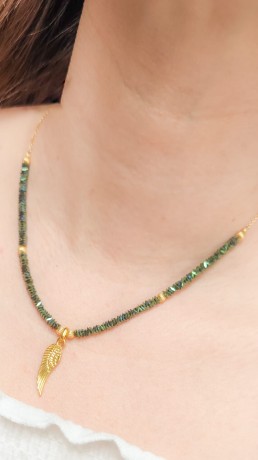 Przejdź do produktu Naszyjnik z hematytów ze srebrnym pozłacanym skrzydełkiem