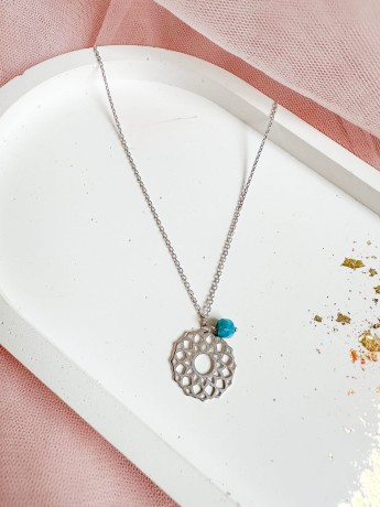 Przejdź do produktu Naszyjnik srebrny z rozetą i apatytem