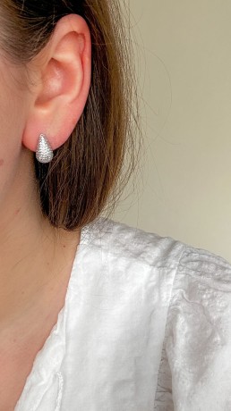 Przejdź do produktu Kolczyki srebrne KROPLE mini z cyrkoniami 