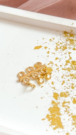 Przejdź do produktu Rozdzielacz łącznik do łańcuszków na trzy zamki (do wyboru: srebro/srebro pozłacane) 