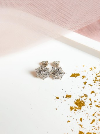 Przejdź do produktu Kolczyki srebrne śnieżynki SNOWFLAKE