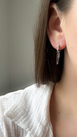 Przejdź do produktu Kolczyki srebrne LOOPS kółka pojedyncze z łańcuszkiem 