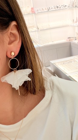 Przejdź do produktu Kolczyki jedwabne biel LENI